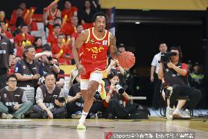 沙巴体育官方网站-苦苦支撑！小巴里-布朗半场13投8中 独得全场最高19分另2板2助1断